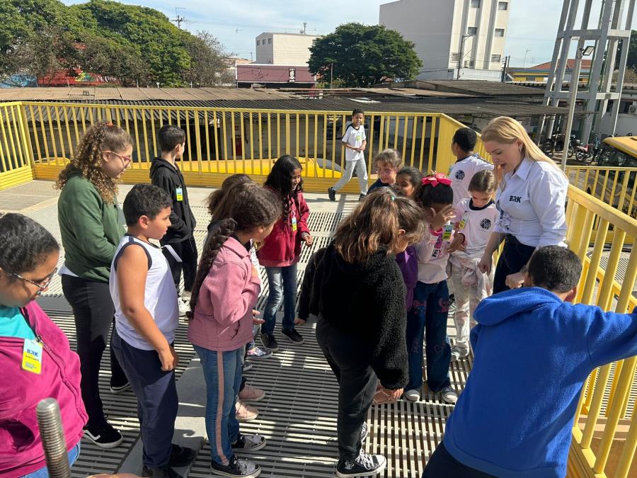 Estudantes da rede municipal de ensino visitam BRK para conhecer o tratamento de água e esgoto