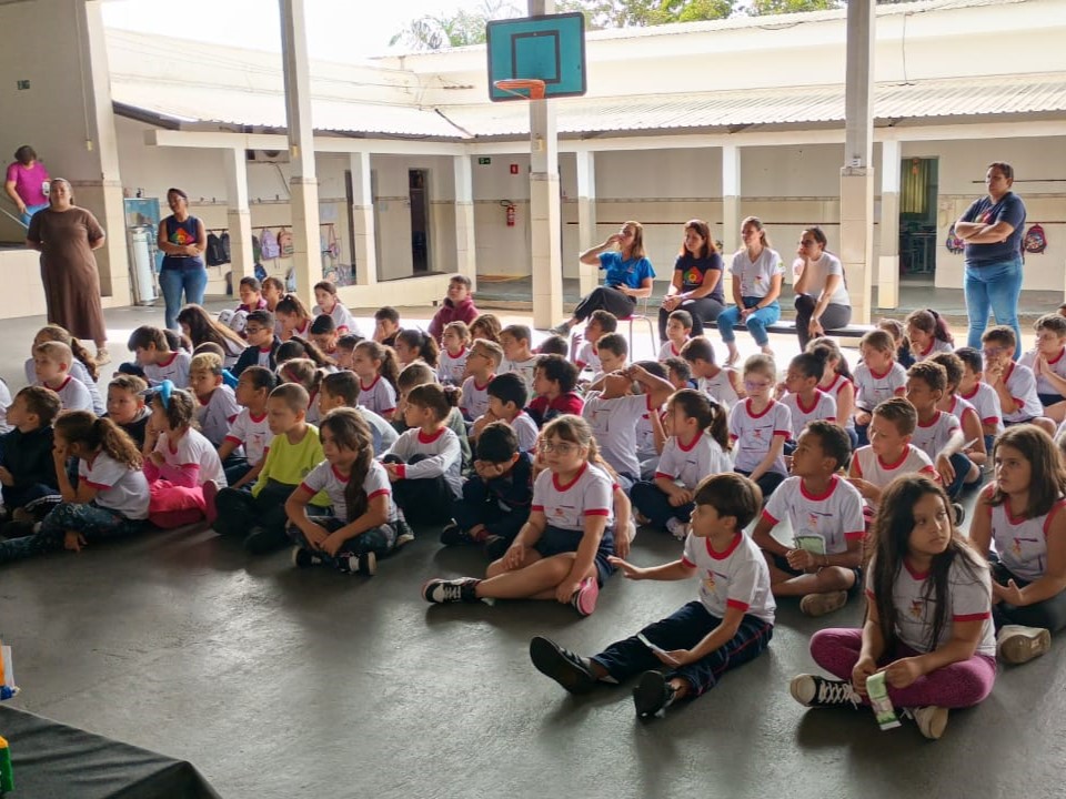 Crianças da escola Professora Laura S. Torres participam de atividades sobre povos originários