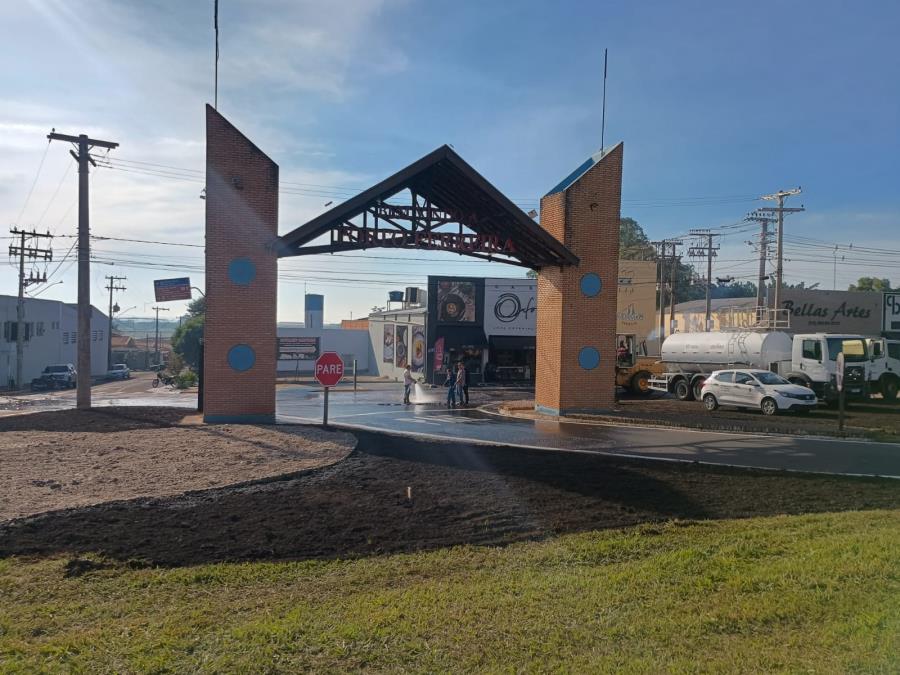 Prefeitura inicia revitalização de estacionamento e portal do Circuito da Cerâmica Artística e da Decoração