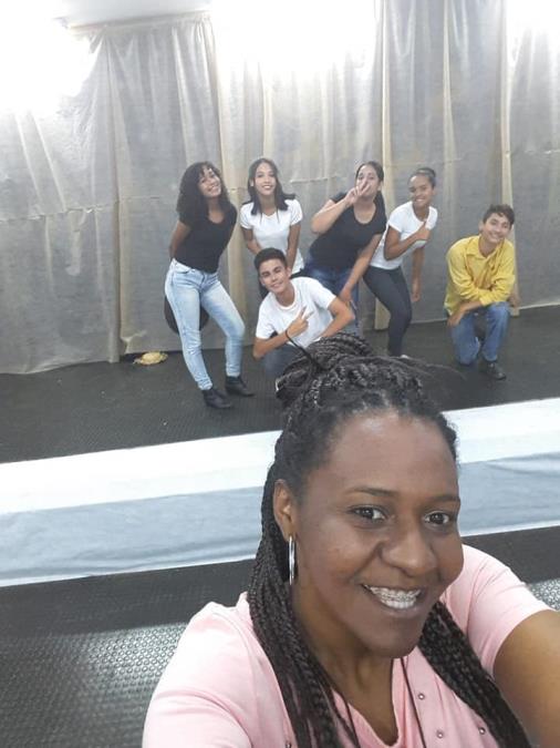 CIA 04 CANTOS FAZ APRESENTAÇÃO PARA COMUNIDADE QUADRENSE