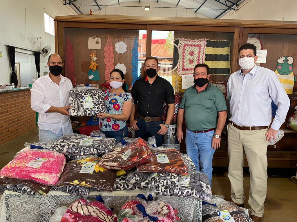 FUNDO SOCIAL DE SOLIDARIEDADE DE QUADRA RECEBE DOAÇÃO DE COBERTORES