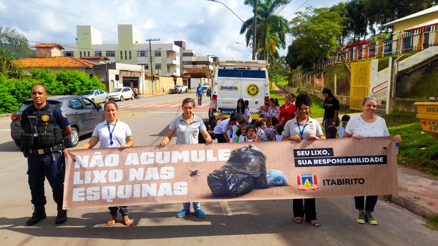 Prefeitura de Itabirito promove passeata de conscientização sobre descarte correto de resíduos