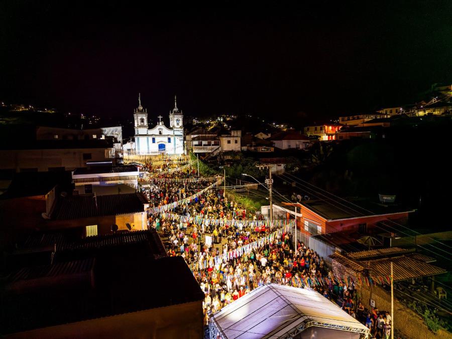 Itabirito Folia 2024: Bloco Zé Pereira, bonecões, bandão e seresta animam primeira noite de Carnaval no Centro Histórico