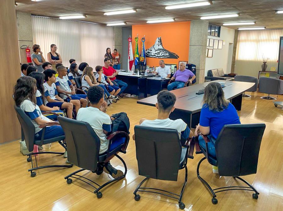 Projeto pedagógico: Prefeitura de Itabirito recebe visita de alunos do Isap e apresenta rotina e atribuições do Poder Executivo