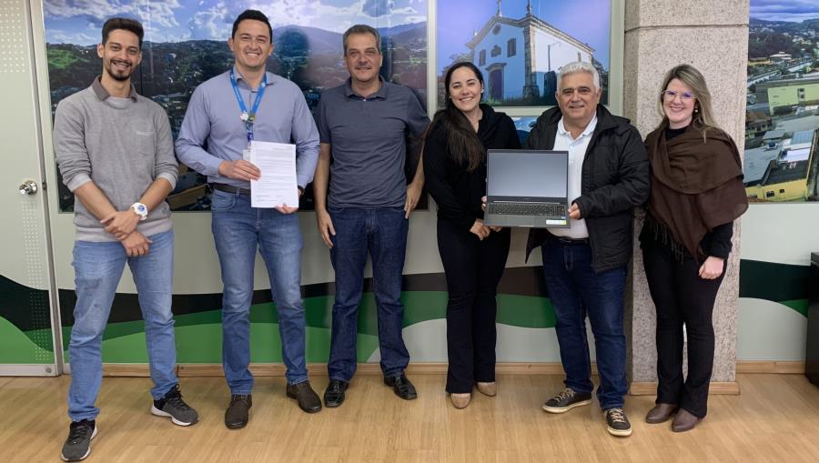 Reconhecimento aos serviços prestados: Prefeitura de Itabirito recebe notebook para Sala Mineira do Empreendedor