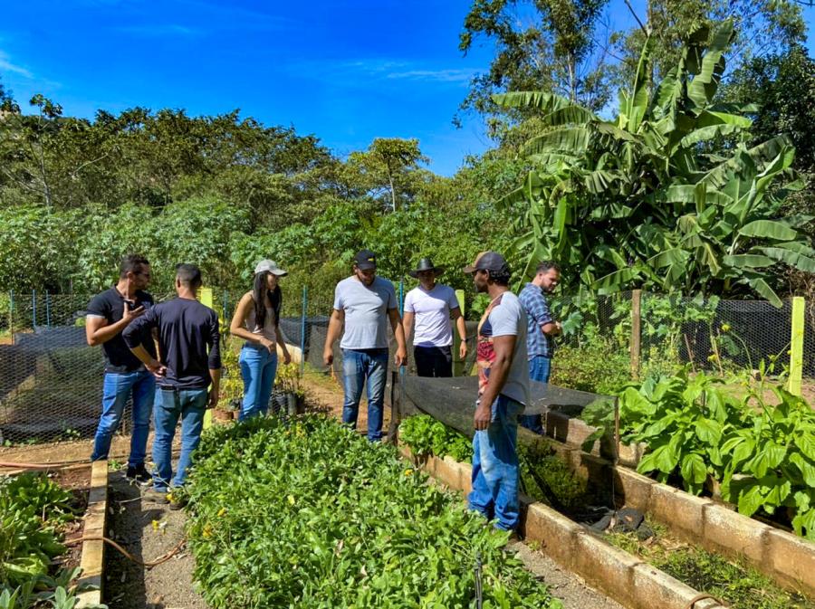 Intercâmbio de experiências: Prefeitura de Itabirito recebe comitiva de estudantes para visita técnica à estrutura agropecuária do município