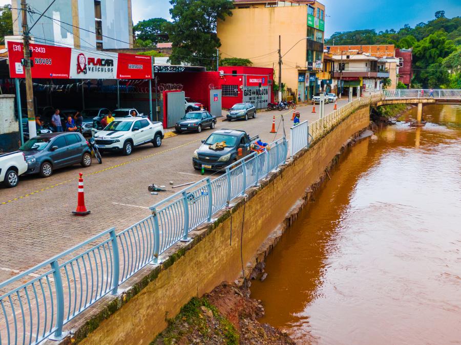 Prefeitura de Itabirito inicia instalação de guarda-corpos às margens do Rio Itabirito