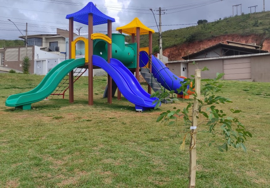 Prefeitura de Itabirito realiza plantio de mudas nos parquinhos infantis