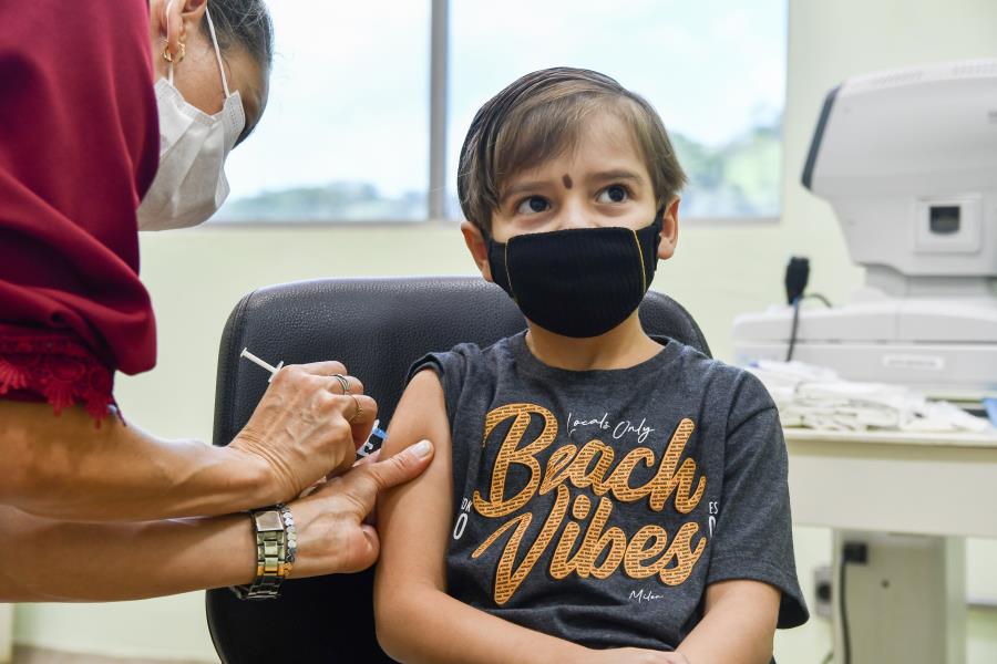 Com certificado para heróis infantis, Prefeitura de Itabirito inicia vacinação de crianças