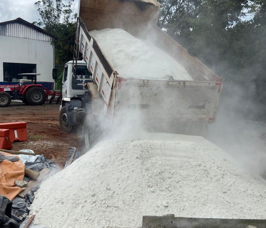 Prefeitura de Itabirito realiza distribuição de calcário a agricultores familiares