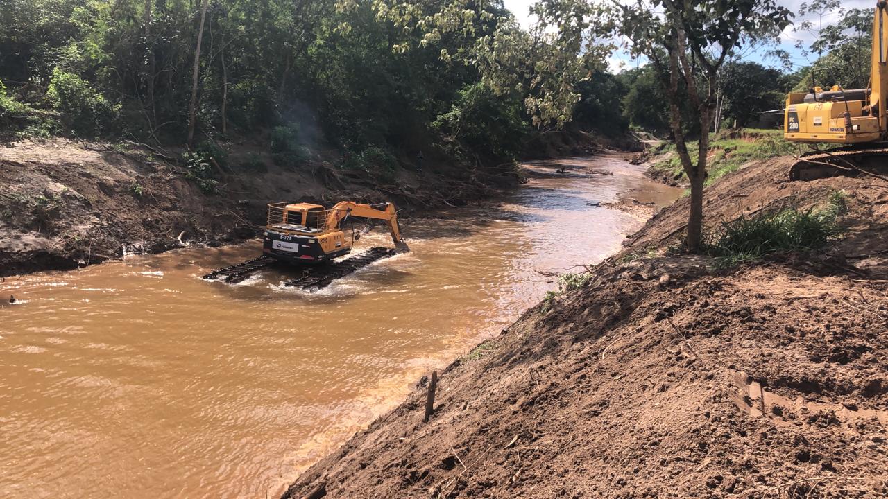 Reconstrução: Prefeitura inicia intervenções para retirada de galhadas e detritos do Rio Itabirito