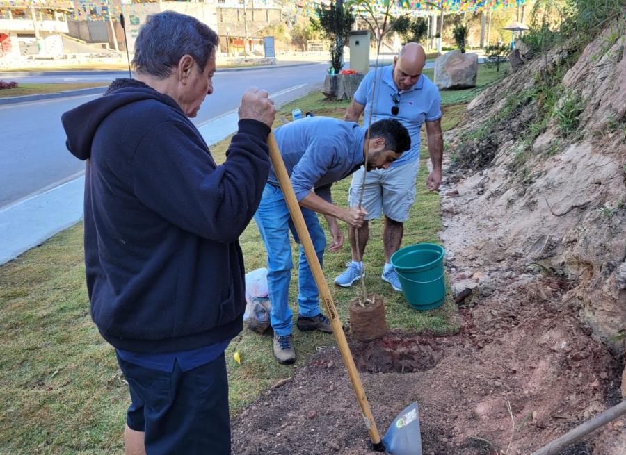 Prefeitura de Itabirito realiza plantio de mudas na unidade de conservação do Parque Ecológico