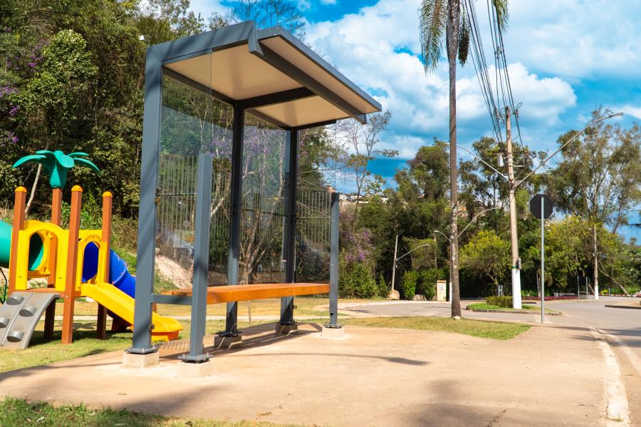 Modernização: Prefeitura de Itabirito instala novos abrigos de ônibus no município