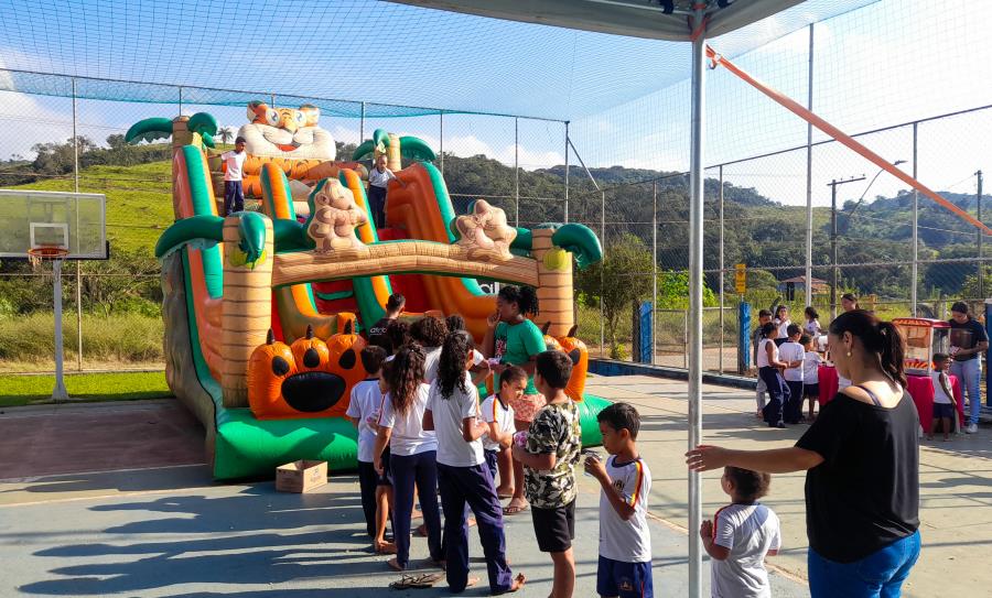 Caravana do Esporte: projeto leva entretenimento e atividades saudáveis para crianças do Córrego do Bação