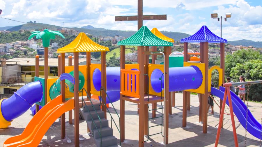 Prefeitura de Itabirito inicia instalação de parquinhos infantis em espaços públicos