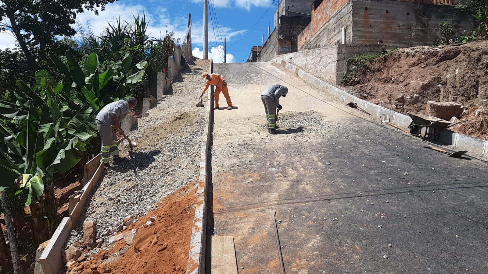 Prefeitura de Itabirito realiza obras para implantação de novo trecho na Rua Francisco Mendanha, no bairro Santo Antônio