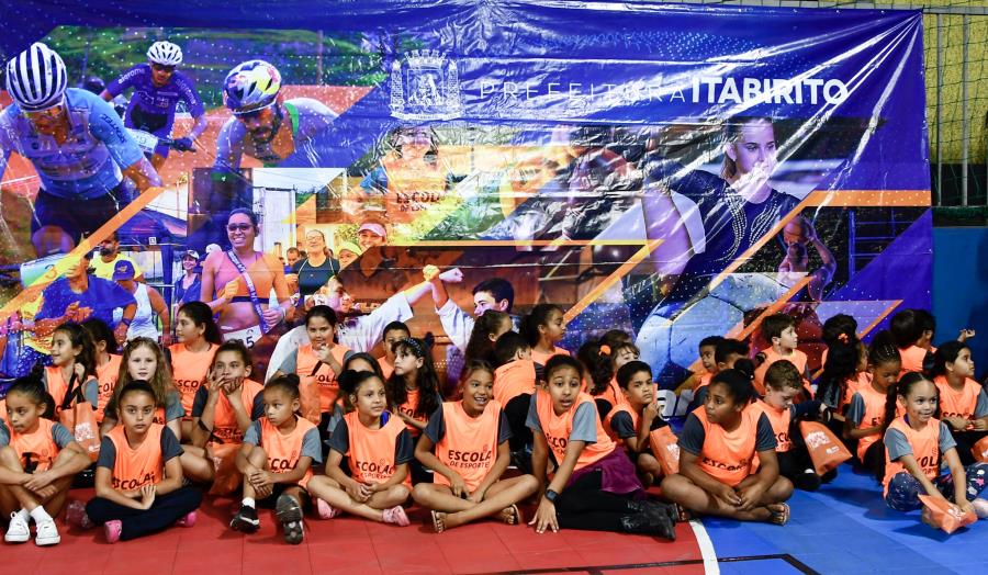 Escola de Esportes: Prefeitura de Itabirito realiza cerimônia de apresentação de material esportivo e entrega de uniformes