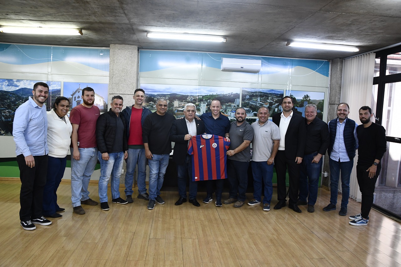 Prefeitura recebe visita de dirigentes e novo treinador do Itabirito Futebol Clube