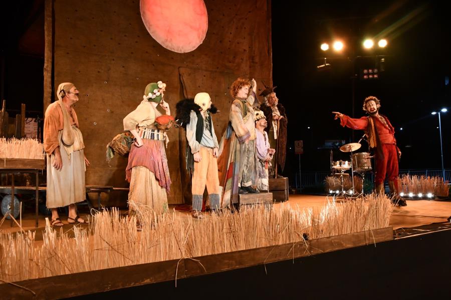 Festita: abertura do Festival de Teatro de Itabirito reúne grande público na Praça do Centenário