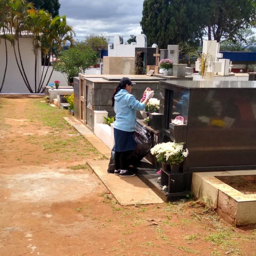 Operação Limpeza no Cemitério Municipal.