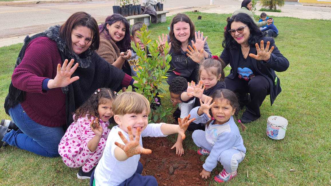 Alunos da Creche "Carmo Lourenço Gomes" plantam mudas no Dia da Árvore