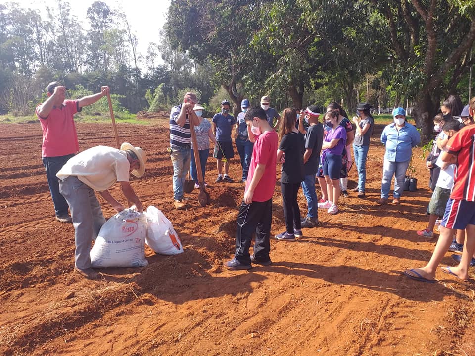 Alunos da escola "Alzira de Oliveira Garcia” plantam 60 mudas de árvores frutíferas na Fazenda Municipal
