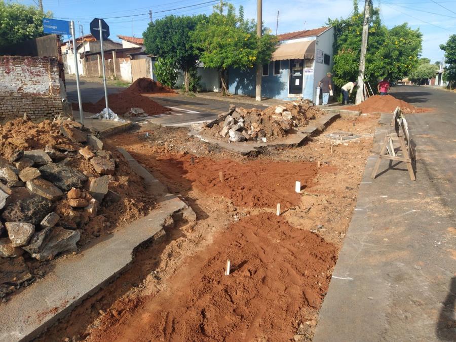 Prefeitura de Novo Horizonte, por meio da Diretoria de Obras e Serviços Públicos, está realizando a construção de mais uma passagem de água