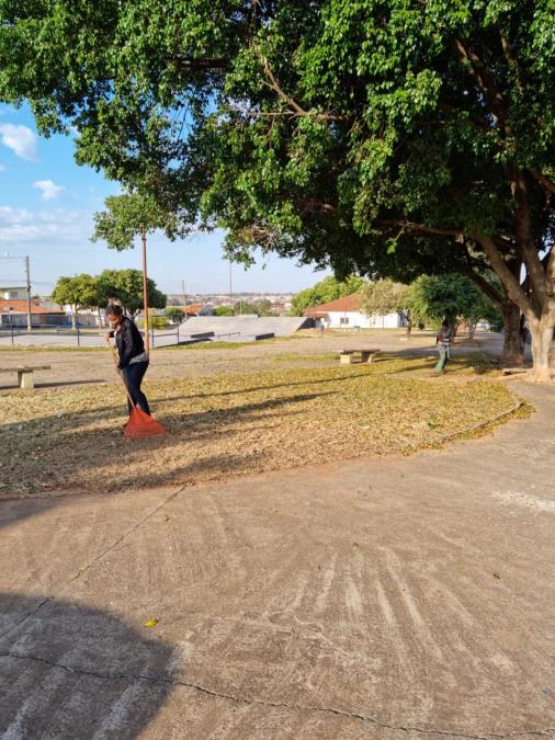 Prefeitura realiza limpeza na areninha e manutenção no Quirinão