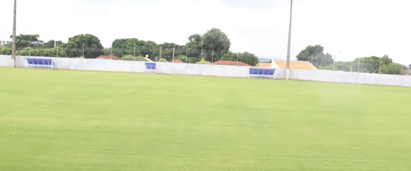 Prefeitura realiza melhorias no campo de futebol do Distrito de