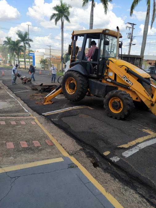 Diretoria de Obras e Serviços Públicos realiza reparo em trecho da Avenida Guido Della Togna
