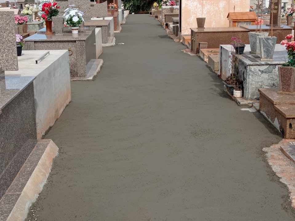 A Diretoria de Obras e Serviços Públicos finalizou a concretagem dos corredores do Cemitério Municipal.