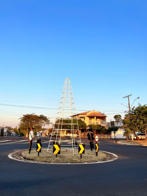 Iluminação de natal começa a ser instalada