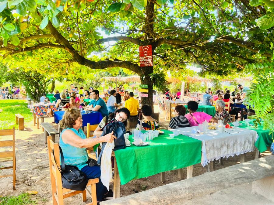 Diretor de Turismo, Fernando Cuelhar, recepciona turistas no aniversário do Café da Roça Vô Tonho