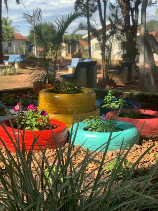 Jardins da escola EMEF “Manoel Roque” estão de cara nova.
