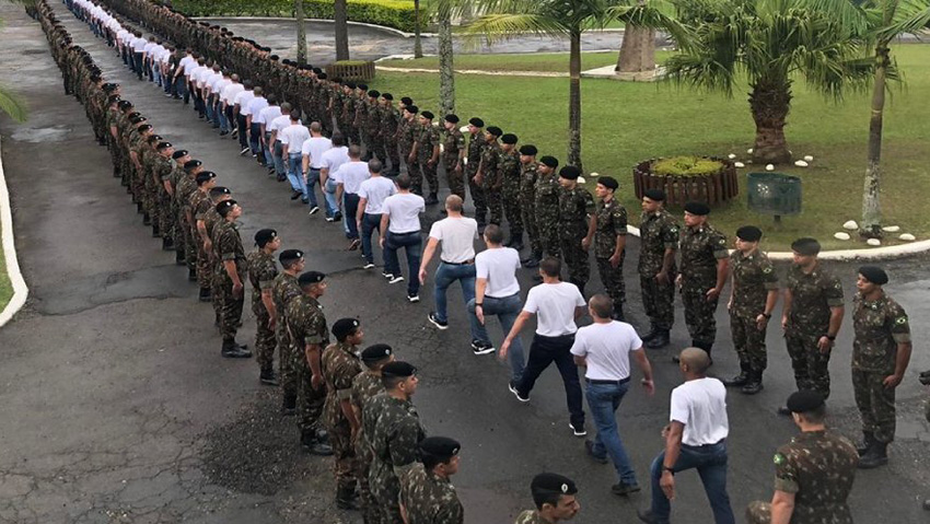 Jovens que completam 18 anos fazem alistamento militar; veja como funciona  - Hoje São Paulo