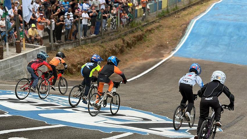 Mais de 30 atletas jarinuenses participam da etapa local do Campeonato Paulista de BMX 2026