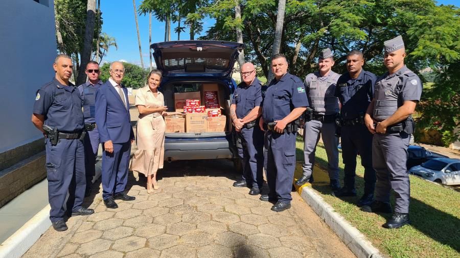 GCM de Jarinu entrega caixas de bombom para famílias em vulnerabilidade