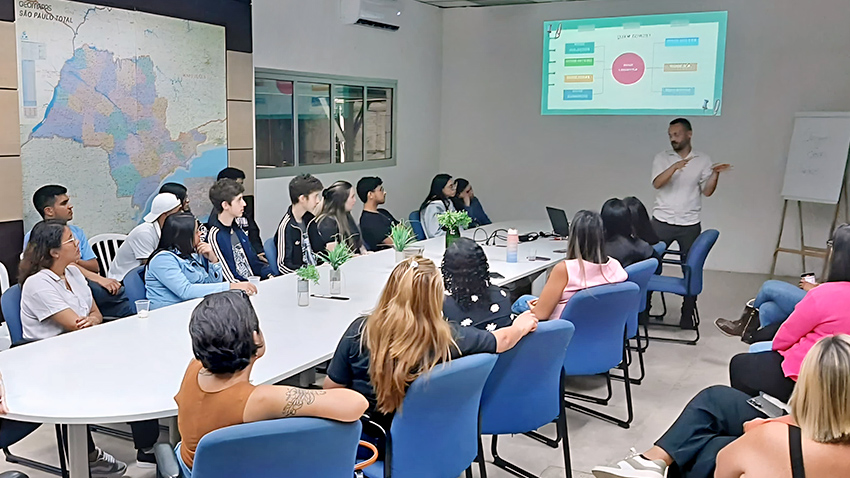 Alunos da ETEC em Jarinu visitam empresa de logística da cidade