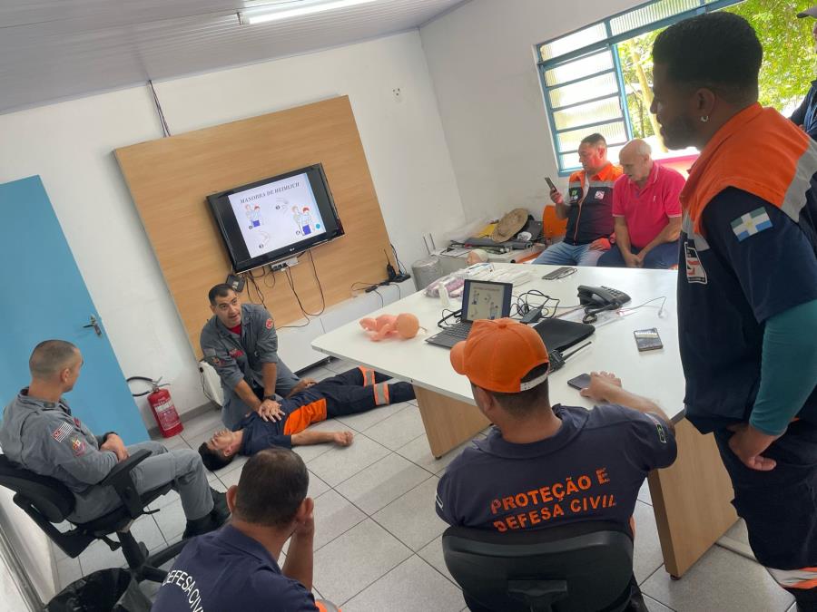 Corpo de Bombeiros de Itapecerica da Serra oferece curso de primeiros socorros aos agentes da Defesa Civil
