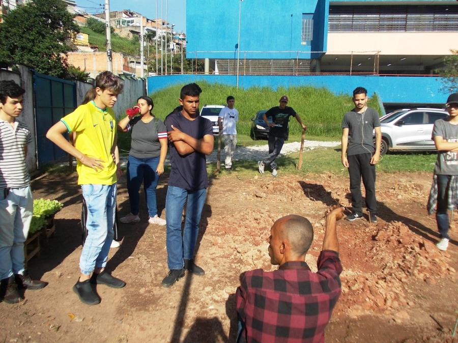 Educação Ambiental apresenta o Projeto Horta nas Escolas na E.E. Jardim Montesano