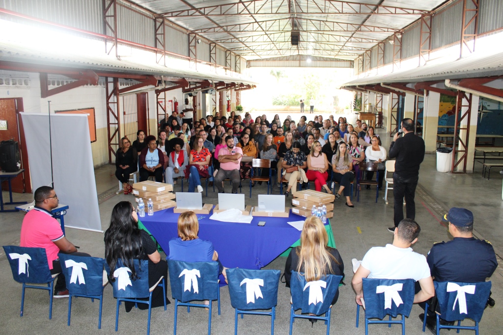 Prefeitura realiza entrega de equipamentos aos professores da Rede Municipal