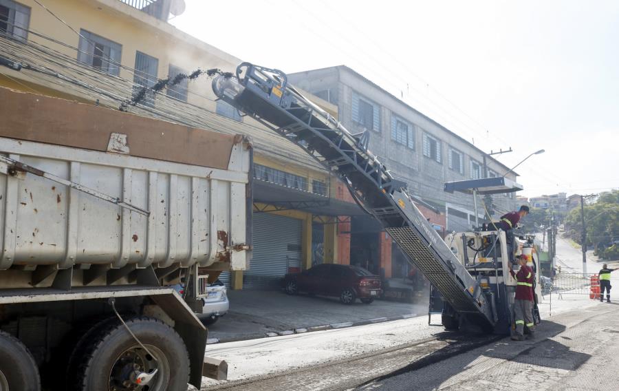 Prefeitura realiza recapeamento da rua Almerindo Pereira Bueno