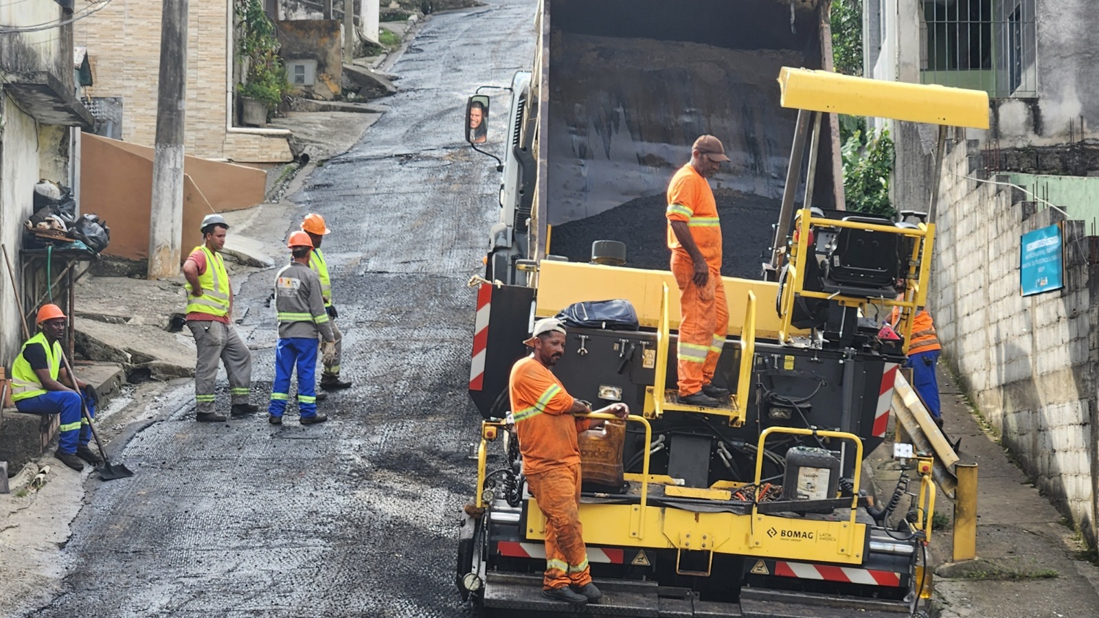 Prefeitura inicia recapeamento em rua do Jacira