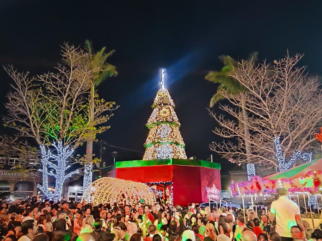 Abertura do Natal de Luz 2025 lota o Centro e encanta Itapecerica da Serra