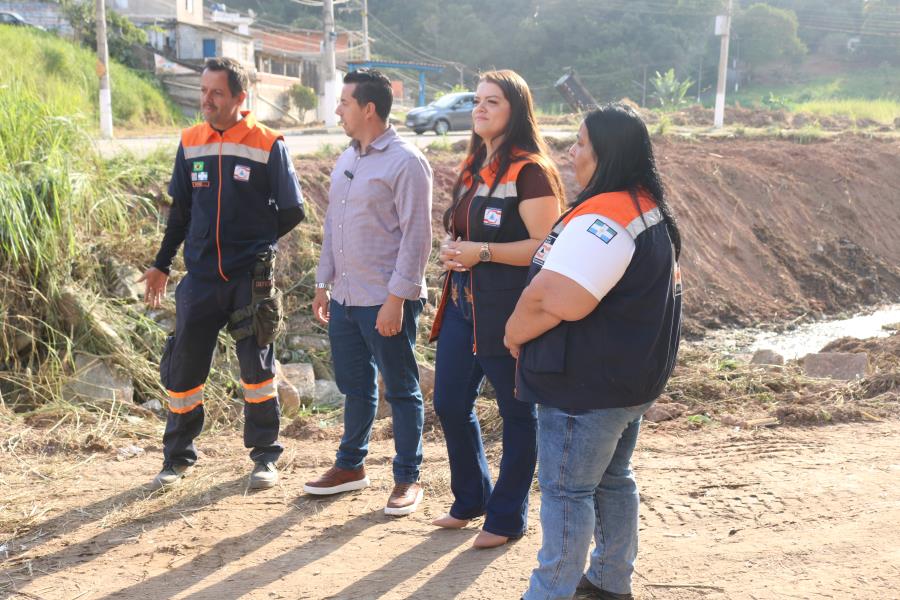 Prevenção: Defesa Civil realiza desassoreamento de córrego no Jardim Sampaio