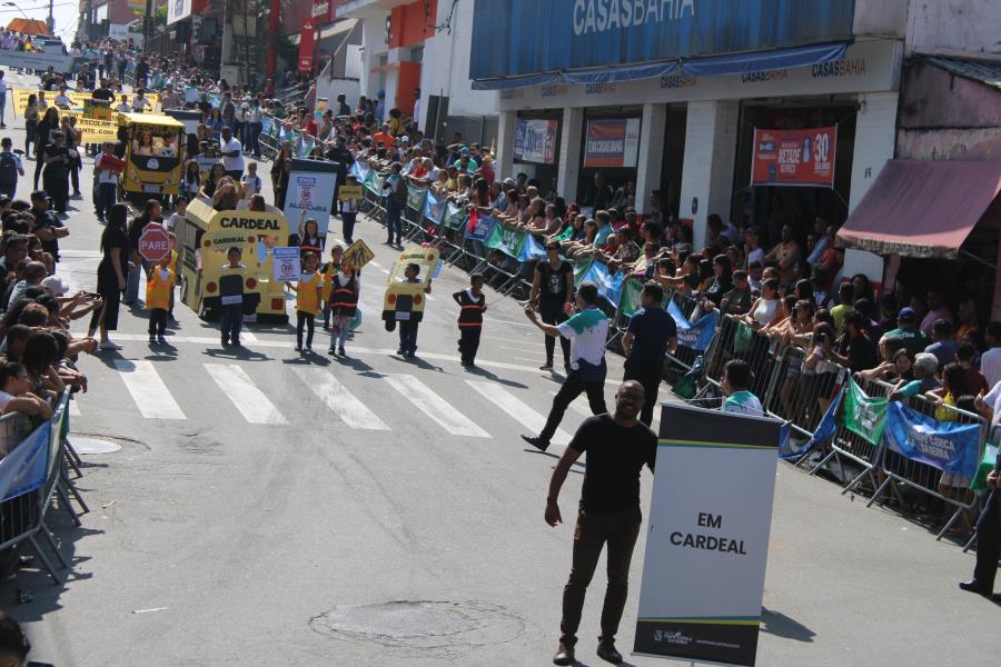Desfile Cívico pelo aniversário da cidade emociona com grande espetáculo após três anos de ausência