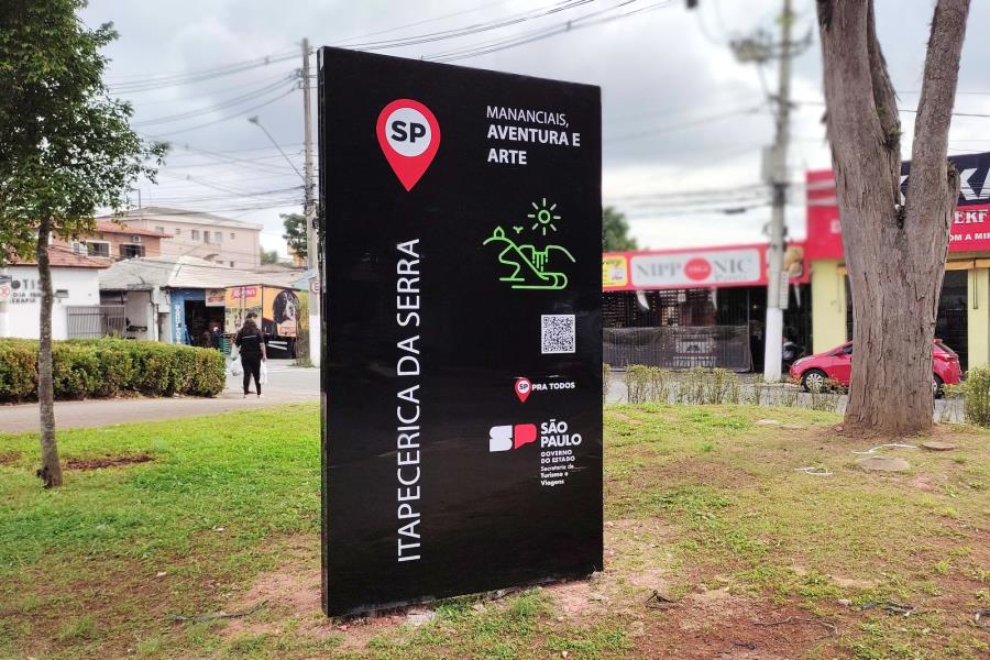 Totem Turístico é instalado na Praça da Fonte