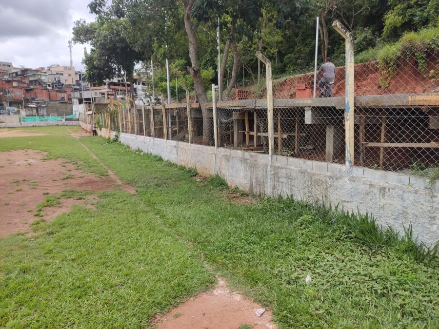 Campo do Jardim Cinira ganha nova arquibancada