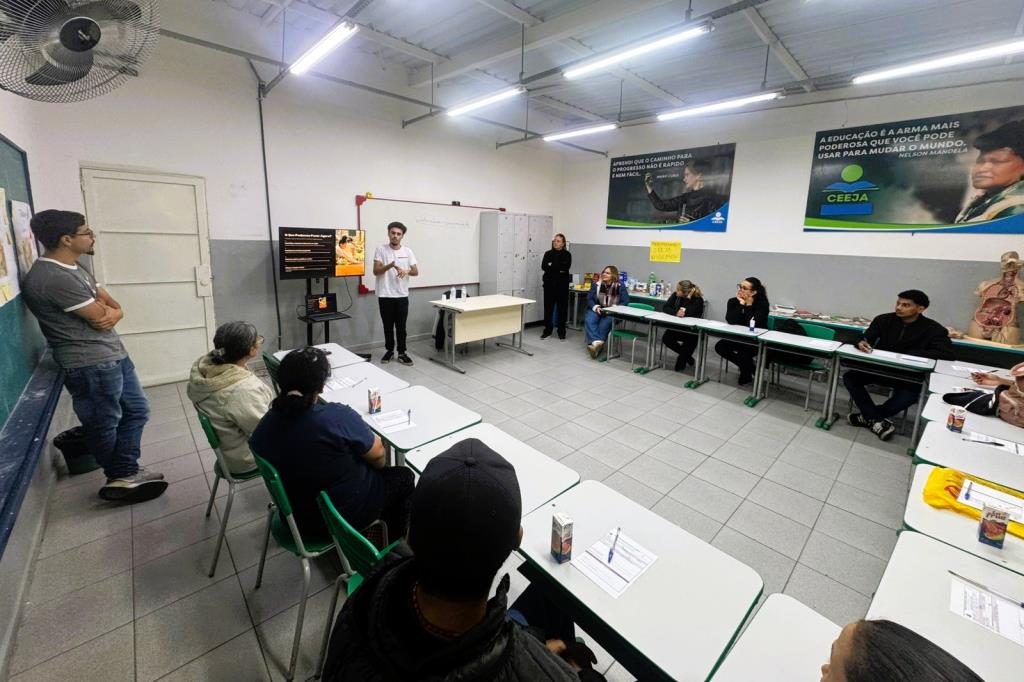 Secretaria de Planejamento e Meio Ambiente promove palestra sobre crise climática e plantio de árvores nativas com alunos do CEEJA - Escola Joaquim Fernando Paes