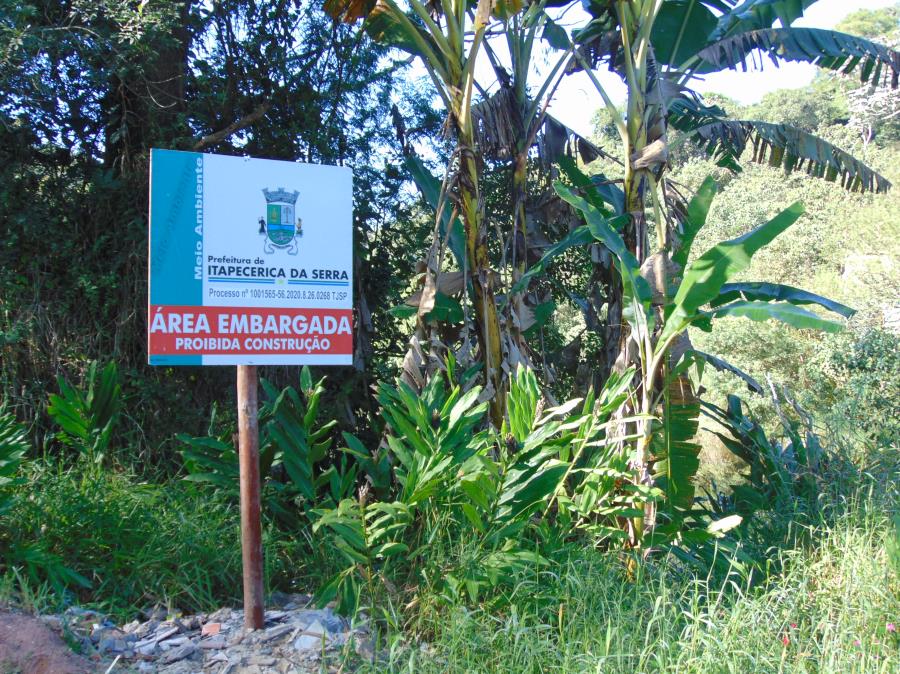 Prefeitura cumpre determinação do Ministério Público e notifica embargo de loteamento irregular no bairro Yara Cecy